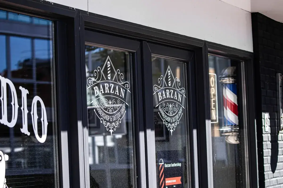 De voorgevel van Barzan Barbers aan de Minister Kanstraat in Emmen
